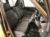 運転席の座面高さを調整できるシートリフターが付いています。フロントシートはベンチシートを採用で、座面も広く使い勝手もいいですよ♪