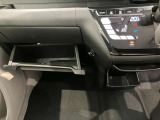 車検証入れになどにも使える便利な収納BOXあります。
