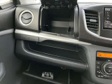 大型のグローブボックスは車検証など大きな物もすっぽりと収まるサイズとなっております。