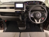 車内は光触媒抗菌消臭施工済です。インパネ周りはスタイリッシュなデザインで機能や装備も充実しています。グローブボックスやカップホルダーのほかにトレーなどたくさんの収納スペースが付いています。