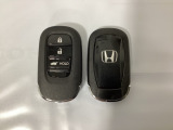 スマートキーを装備しています。鍵を差し込むことなくドアロックの開け閉めと、スタートボタン操作でのエンジンスタートができます。ボタン操作でトランクが開けられる電動テールゲートのボタンもついています。