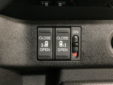 リアドアは乗り降りに便利な両側電動スライドドアです。また運転席に座っていながらスイッチ操作で自在にスライドドアを開け閉めできます。