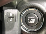 【キーレススタートシステム】カバンやポケットに入れたままでもドアの施錠・解錠が可能なスマートキーを装備。エンジンのオン・オフ時もカギを取り出す必要が無いからとっても便利です♪