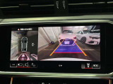●サラウンドビューカメラ『車両の4つのカメラから得た映像を合成し、上空から眺めているような映像をモニターに映し出します。車両周辺の歩行者や障害物などの発見に役立ちます。』