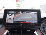 パノラミックビューモニター付きです。車両を上から見たような映像をディスプレイオーディオ画面に表示。運転席からの目視だけでは見にくい、車両周辺の状況をリアルタイムでしっかり確認できます。