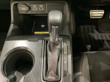 CVT車のセレクトレバーです。低速から高速まで、変速ショックのないスムーズな走りを実現するとともに、エンジン効率のよい領域を維持することで燃費にも貢献します。