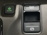 セレクトレバーの右に電子制御パーキングブレーキがあります。スイッチひとつで、停車した地点の傾斜などをシステムが検知・判断してブレーキ力を自動的に最適制御し、しっかり停車できるパーキングシステムです。