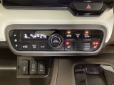 セレクトレバーの左上にオートエアコンがついてますので簡単操作で快適に過ごせます。シートヒータースイッチ内蔵で前席の左右別々にHiとLoの2段階で温度設定ができます。