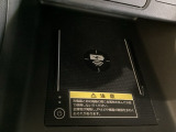センターコンソールにはワイヤレス充電器を装備してます。Qi(チー)規格対応のスマートフォンなどを置くだけでワイヤレスで充電可能です。またスマートフォンの充電可能なUSB端子なども別途装備しています。