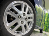 【純正15インチアルミホイール】外観にマッチした純正アルミホイールを装着しております。各種社外アルミホイールや、スタッドレスタイヤも取扱いしております。是非ご相談ください♪