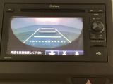 ギヤをR(バック)に入れるとディスプレイオーディオの画面に後ろの映像が映るリアカメラ付です。後退時、コンディションが悪い視界でもカラーバックモニターがドライバーをサポートします。