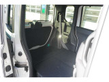 運転席・助手席はベンチシートになっております!運転席と助手席の間をスムーズに移動できます♪
