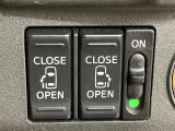 【両側パワースライドドア】スマートキーや運転席のスイッチで後席両側スライドドアの開閉が可能♪電動だから力を入れてドアを開ける必要が無く、小さなお子様でも簡単に開け閉めでき快適です♪