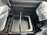 助手席シート下に便利な荷物入れ