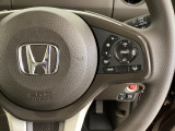 ハンドルにHondaセンシング系のクルーズコントロールやレーンキープアシストなどのスイッチが装備されています。ハンドルから手を離さず安全に操作できます。