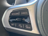 【ドライバーコックピット】人間工学に基づきドライバー中心にすべての操作パネルを設計。ドライバーが直感的に操作できる様にドライバー側にわずかに傾斜。常に運転に最適な姿勢/視線を保つ事が出来ます!