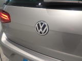 リアカメラがVWエンブレムに内蔵されています。ギアをリバースに入れると車両後方の映像が映しだされます。