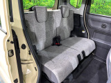 後部座席も気になるようなキズ・汚れやへたり等、大きなダメージはなく、良好な状態です。