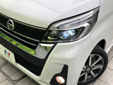 【LEDヘッドライト】悪天候や夜間走行時も良好な視界を確保し安心して運転できる高輝度LEDヘッドライトを装備!点灯速度が早く、消費電力も抑えられています。
