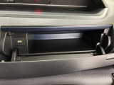 運転席側のインパネアッパーボックスは嬉しい収納!なんとUSBソケット付でスマホの充電もできます!