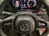 ステアリングホイール・後ろの減速セレクターは、左右に取り付けられた2つのパドルスイッチで減速の強さを調整。 左側の「-」を操作すると減速を強く、右側の「+」を操作すると減速を弱くすることができます。