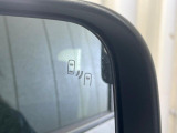 【ブラインドスポットモニター】走行中、ドアミラーの死角になりやすい箇所に後続車が接近するとサイドミラーのレンズに警告を表示!ドライバーに注意喚起をしてくれます。