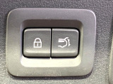 【パワーバックドア】スマートキーや運転席のボタンを押すだけでリアゲートが自動で開閉します!荷物を持っている時や、高い位置にあるバックドアを閉める際に便利な機能です♪