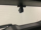 後方にもドライブレコーダーのカメラが付いています。前後両方でお車の周りを監視・記録いたします。