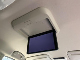 【フリップダウンモニター】大画面モニターで後席でもエンタメをお楽しみいただけます。小さなお子様にも大人気の装備です♪