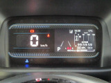 ランプ色で運転状態を表示しエコドライブをサポートするメーター!発電状況バッテリー残量なども一目瞭然!走行距離が少ないのも良いですね!
