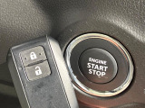 【キーレススタートシステム】カバンやポケットに入れたままでもドアの施錠・解錠が可能なスマートキーを装備。エンジンのオン・オフ時もカギを取り出す必要が無いからとっても便利です♪