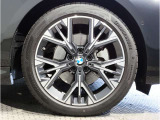 【BMWアロイホイル】軽量かつ強度に拘ったアロイホイル。走行性能ポテンシャルを引き出す設計。車の足元を引き締めてくれる大きなポイントはアロイホイルです。