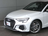 ・斜めからAudiを見るとプレス技術の高さを感じることができます。