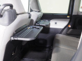 後席には折り畳み式のテーブルがあります。車内での軽食のときに便利ですね。