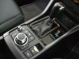 マツダコネクトを操作するコマンダーコントロールです。運転中に自然と手の触れる位置に配置されています。