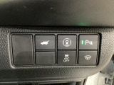 Hondaセンシング用の、VSA(ABS+TCS+横滑り抑制)解除とレーンキープアシストシステムのメインスイッチなどはハンドルの右側に装備しています。