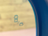 【ブラインドスポットインフォメーション】走行中、ドアミラーの死角になりやすい箇所に後続車が接近するとサイドミラー付近に警告を表示、ドライバーに注意喚起をしてくれます。