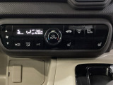 オートエアコンがついてますので、簡単操作で快適に過ごせます。リア熱線のスイッチの中にサイドミラーヒーターも入っています。パネル内のシートヒータースイッチは前席の左右別々に2段階で温度設定ができます。