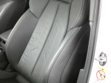 クオリティの高いシートを採用するのは、Audiのクルマづくりの哲学のひとつです。特に座り心地が重要です。体の大きなドイツ人が座っても頑丈な耐久性があります。。しかも肌触りも良く高級家具のようです。