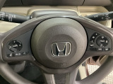 ハンドルにHondaセンシング系のクルーズコントロールやレーンキープアシストなどのスイッチと、オーディオの操作スイッチが装備されています。ハンドルから手を離さず安全に操作できます。