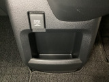 アクセサリーソケットはUSBのアダプターなどをつければ、スマホの充電にも使えます。周辺には物が置けるボックスがついています。