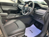 運転席になります。ファブリックシートを使用した肌触りの良いシートになっております。