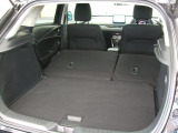 大型のスーツケースや、一般的なベビーカーが積み込める実用的な広さを備えたラゲッジルームです。後部座席を倒せばたくさんの荷物を積めるフラットなラゲッジスペースになります。