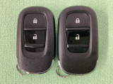 スマートキーを装備しています。鍵を差し込むことなくドアロックの開け閉めと、スタートボタン操作でのエンジンスタートができます。スペアキーも同じものを用意しております。