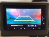 バックでの車庫入れも安心です! リアカメラが付いているバックモニター付のナビを装備しております。操作線もついており距離感も画面から確認できます。