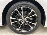 切削光輝+ブラック塗装の純正のアルミホイールを装着しています。タイヤサイズは235/45R18です。