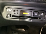 ハンドルの左下にETCがついています。高速道路の料金所の通過も楽々です!。 カードの取り出しもしやすい場所についています。