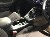 どのポジションにもワンアクションで操作できるフロアシフトに、パーキングブレーキは、電子制御パーキングブレーキです。運転席からも助手席からも自由に使えるドリンクホルダー付。