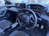 高級感のあるプジョーならではのスタイリッシュなインテリア。