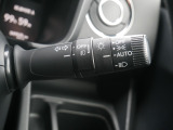 【オートライト】車外の明るさに応じて、自動的にライトの点灯・消灯をしてくれます。トンネルが続くような道でも、スイッチを操作する必要がありません。消し忘れの心配もありません。